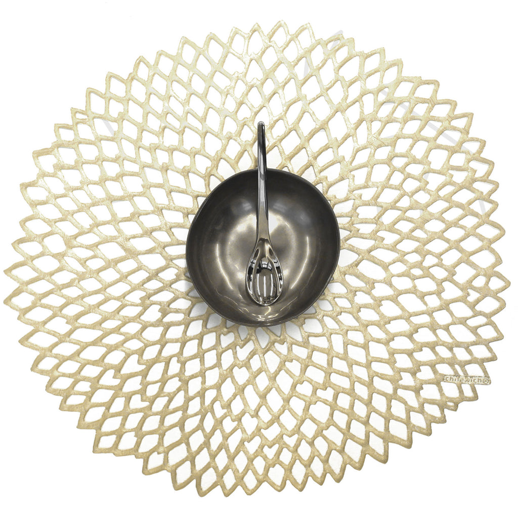 http://www.vertigohome.us/cdn/shop/products/Chilewich-Placemats-Dahlia-Champagne-1-www.vertigohome.us_1024x.jpg?v=1597514196